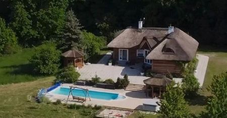Pazurowie sprzedali posiadłość na Mazurach. Chcieli 6,2 mln złotych