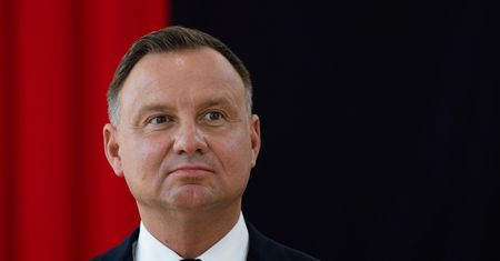 Prezydent o szczepieniach. Popełnił błąd? Były szef GIS krytykuje Dudę