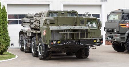 Targi IDEX 2023 w ZEA. Rosja chwali się swoim "HIMARS-em"