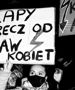 Strajk kobiet. Duża błyskawica pod biurem PiS. Bez starć z policją