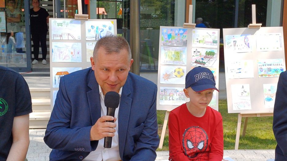 Przewodnikami starachowickich przedszkolaków po fascynującym świecie bajek był tata i syn, Przemek i Jaś Skowronowie.