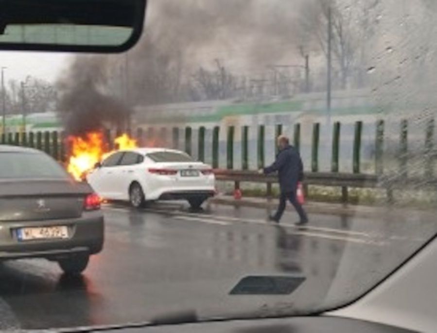 Pożar auta na zjeździe z S79 w Warszawie. Kierowcy mogą spodziewać się utrudnień