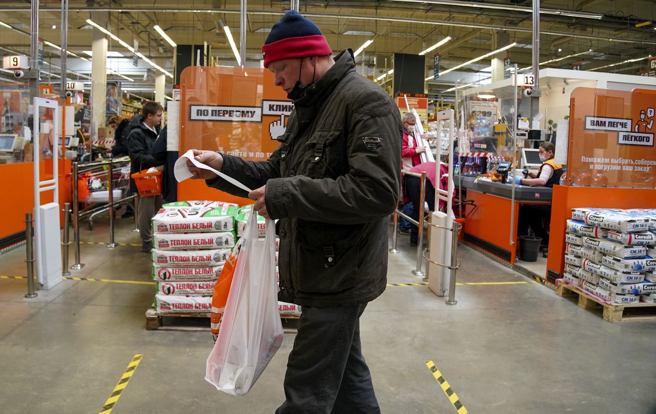 Nowa prognoza pokazuje, jak źle będzie z gospodarką Rosji. Część Rosjan już ucieka z kraju