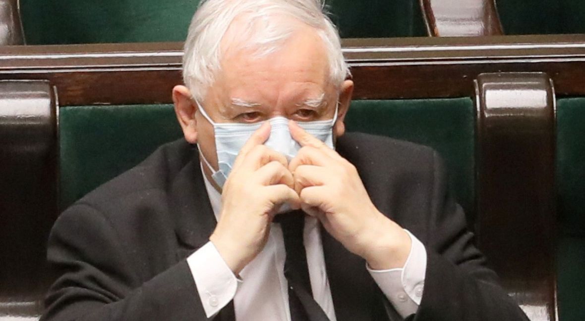 "Myślę, że sami tak naprawdę nie wiemy, dlaczego w większości posłusznie zostaliśmy w domach. Czy zadecydowało zaufanie do państwa? Solidarność międzypokoleniowa?" Na zdjęciu Jarosław Kaczyński podczas posiedzenia sejmu 