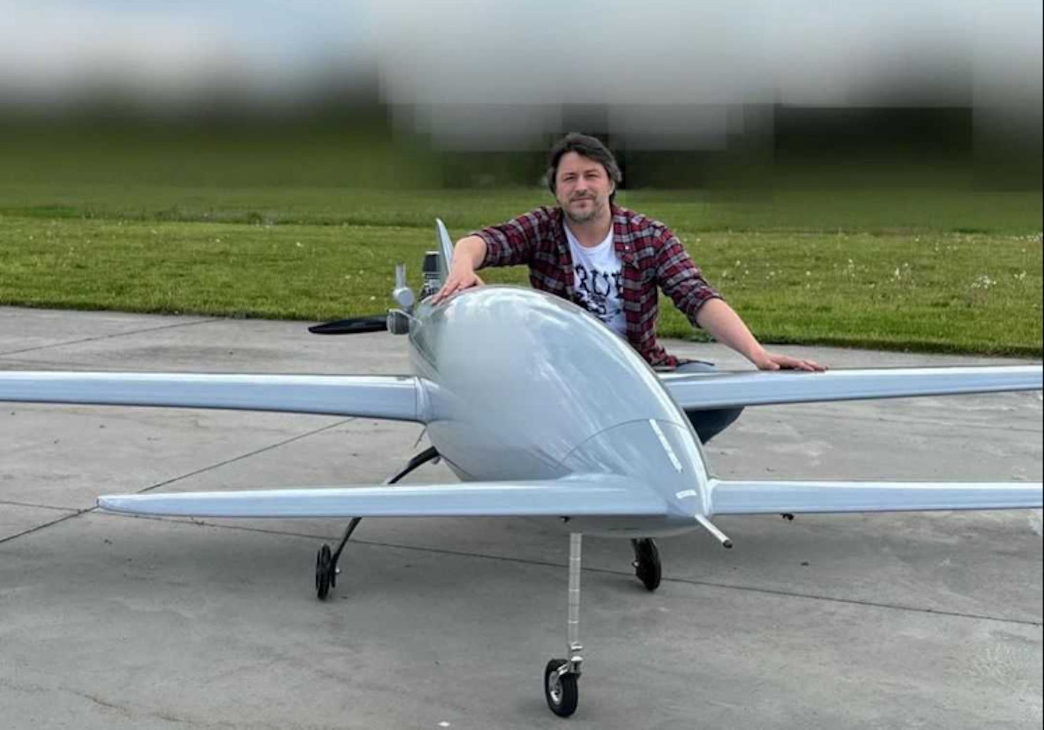 Ukraiński dron "Bóbr" i jego konstruktor. Takie maszyny są używane do ataków na Moskwę