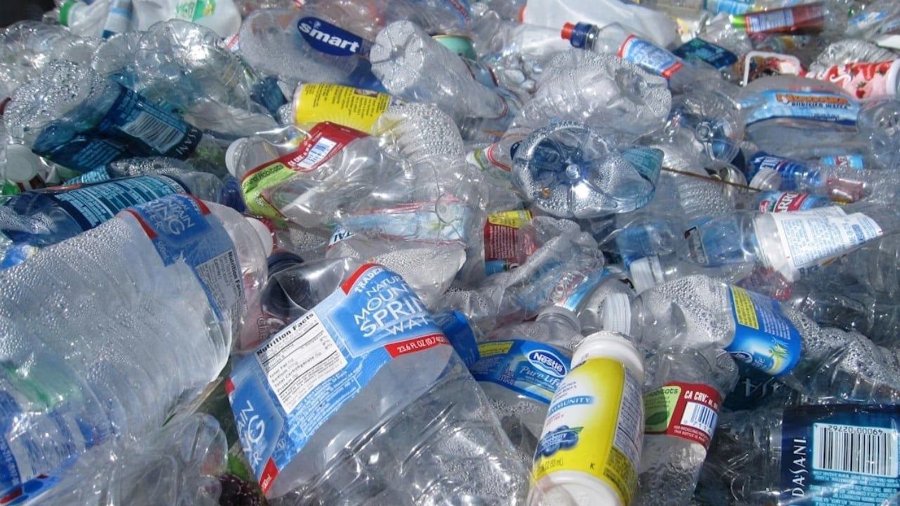 Naukowcy zmieniają plastik w paliwo. Rewolucyjna metoda, która może zmienić globalne podejście do recyklingu