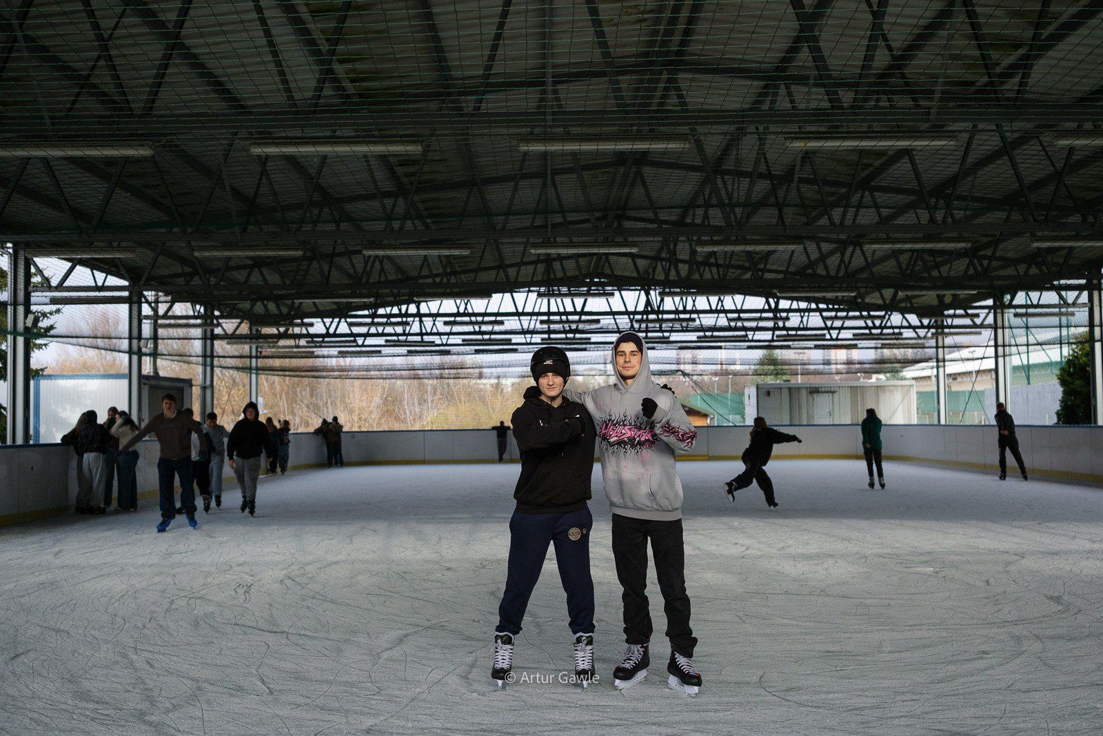 Na lodowisku przy ulicy Wojska Polskiego amatorów jazdy na łyżwach przybywa z godziny na godzinę
