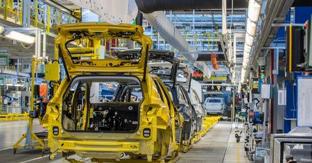 Sprzedaż aut elektrycznych w Europie spada. Producenci tracą, a Tesla zwalnia ludzi