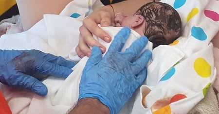Piątek trzynastego okazał się wyjątkowy. Maja urodziła się w lesie