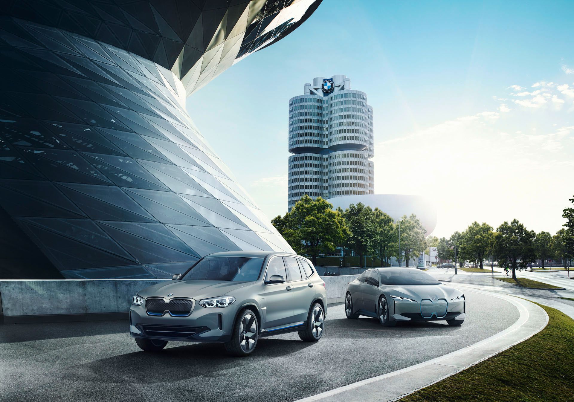 Wizjonerski projekt auta przyszłości i tradycyjny spalinowy SUV przebrany za auto elektryczne. Zgadnijcie, który wejdzie do produkcji... (fot. BMW)