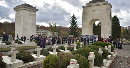 Rozbłysły m.in. we Lwowie. 40 tys. zniczy na polskich cmentarzach