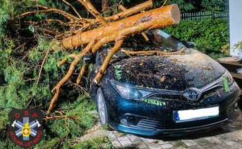 Uszkodzone dachy, ranni i tysiące akcji. Żywioł uderzył w Polskę