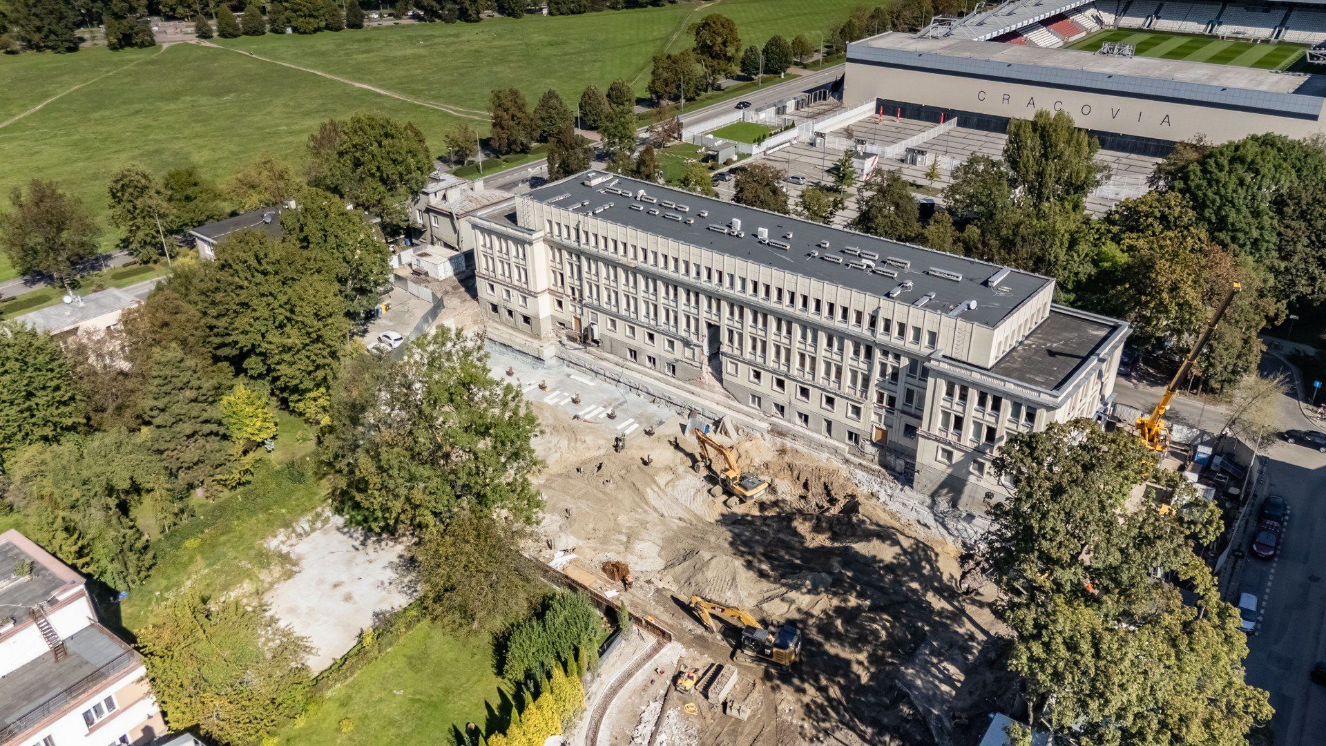 Budynek Miastoprojektu stoi w sąsiedztwie Błoń i stadionu Cracovii