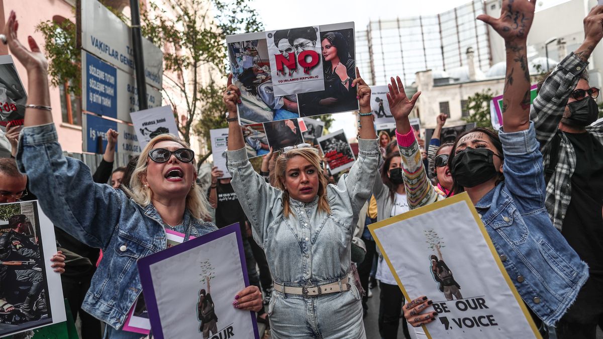 Iranian protesters shout slogan during a protest following the death of Iranian Mahsa Amini, in Istanbul, Turkey, 07 October 2022. Amini, a 22-year-old Iranian woman, was arrested in Tehran on 13 September by the police unit responsible for enforcing Iran's strict dress code for women. She fell into a coma while in police custody and was declared dead on 16 September. EPA/SEDAT SUNA Dostawca: PAP/EPA.