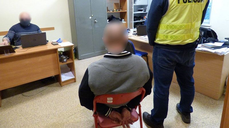 Lębork. Policja zatrzymała mężczyznę podejrzanego o kradzież puszek charytatywnych