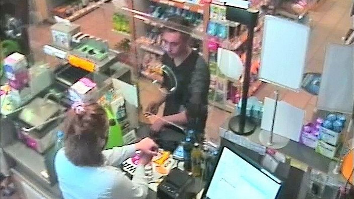 Mężczyzna został nagrany przez sklepową kamerę