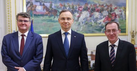 Duda chce wyciągnąć Kamińskiego i Wąsika z więzienia. Co z ich mandatami?