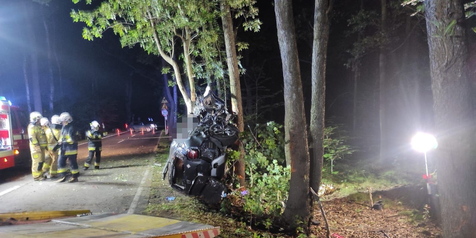 Wypadek w Mikołowie. Auto uderzyło w drzewo, zginęła 11-latka