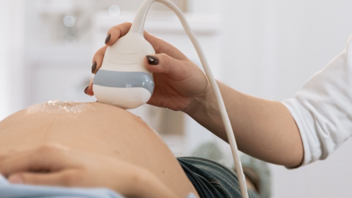 Zespół Lescha-Nyhana jest chorobą recesywną sprzężoną z chromosomem X. Kobiety są bezobjawowymi nosicielkami. Gen jest przenoszony dziecku przez matkę.