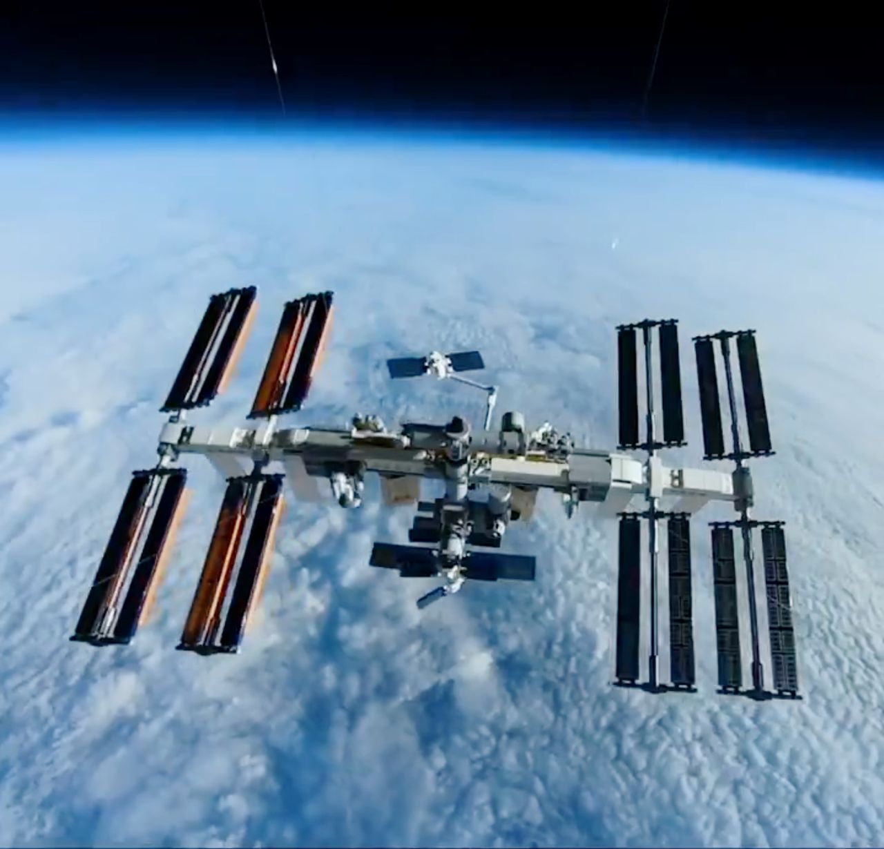 Stacja kosmiczna z klocków LEGO w połowie drogi do przestrzeni kosmicznej