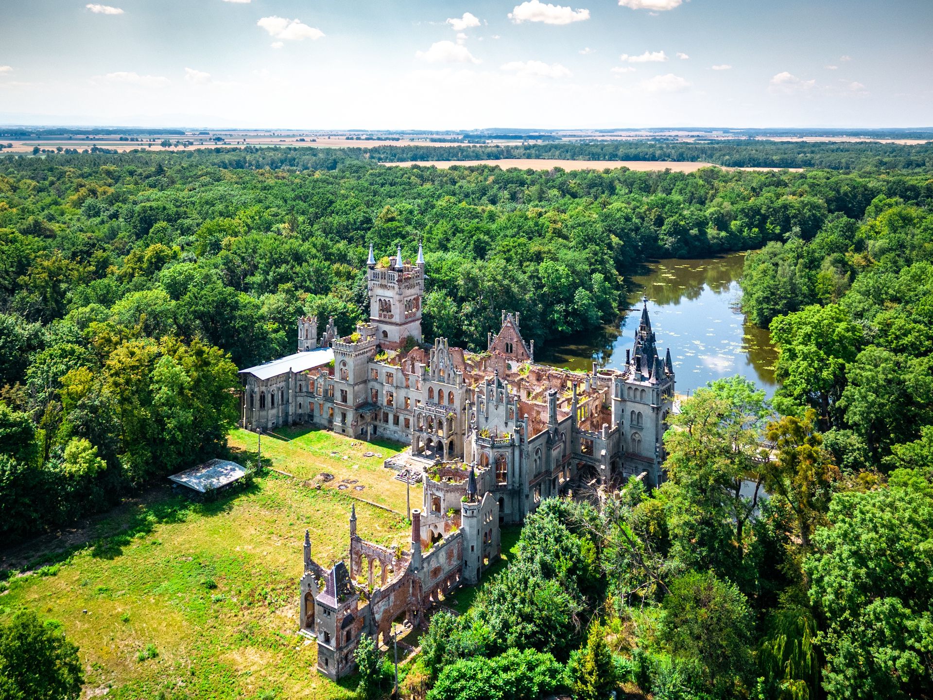 Wielkość rezydencji w Kopicach można podziwiać, oglądając zdjęcia z lotu ptaka