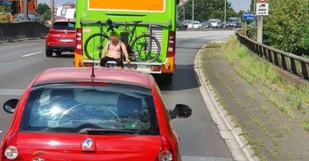 Pasażer na gapę. Tak chciał pokonać niemiecką autostradę