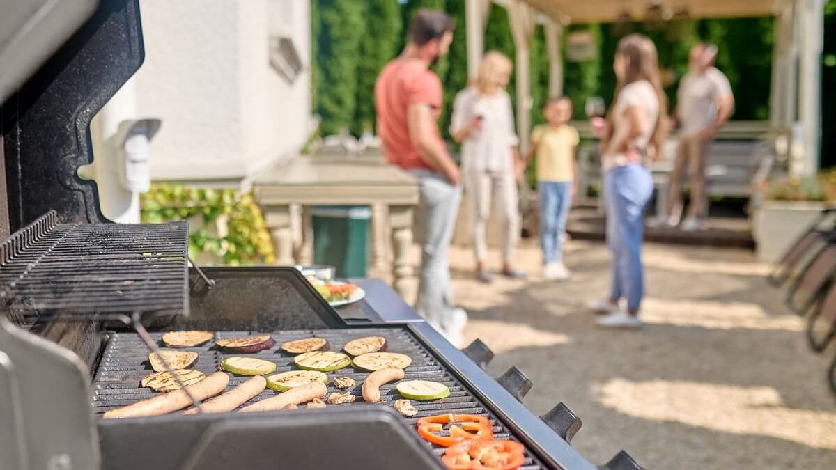 Grill gazowy smaczne jedzenie bez dymu i popiołu