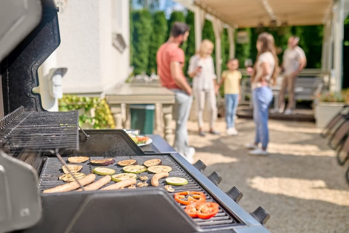 Grill gazowy – smaczne jedzenie bez dymu i popiołu