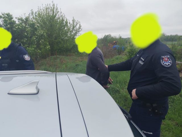 Kłusownik wpadł na gorącym uczynku. Usiłował uciekać wskakując do rzeki (zdjęcia)