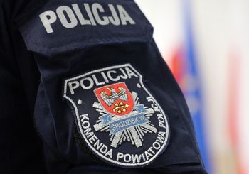 Zdjęcie policjanta z oskarżeniem trafiło do sieci. Policja reaguje