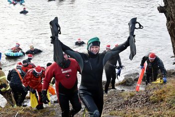 Głogów: Lodowata Odra nie straszna. Za Mikołajkowy Spływ Płetwonurków