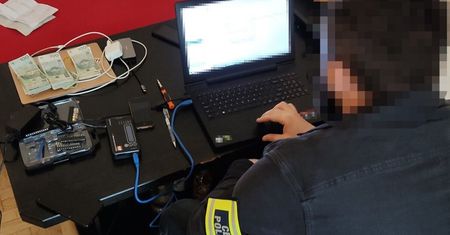 Oszukiwali firmy na terenie całego świata. Wpadli na...