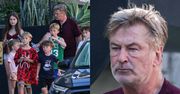 67-letni Alec Baldwin spaceruje z młodszą o 26 lat żoną i SIÓDEMKĄ dzieci. Fajna rodzinka?