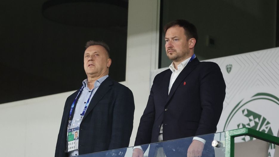 Żylina, Słowacja, 11.06.2025. Prezes PZPN Cezary Kulesza (L) i sekretarz generalny PZPN Łukasz Wachowski (P) na trybunach przed meczem grupy C piłkarskich mistrzostw Europy do lat 21: Polska - Gruzja, 11 bm. w Żylinie. (js) PAP/Grzegorz Momot