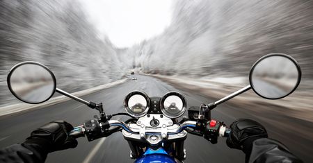 Miejsca w Polsce, w które warto wybrać się motocyklem zimą. Gdzie wyruszyć?