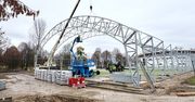 Szczecinek: Miliony złotych i tempo ekspresowe. Stalowa konstrukcja już nad boiskiem