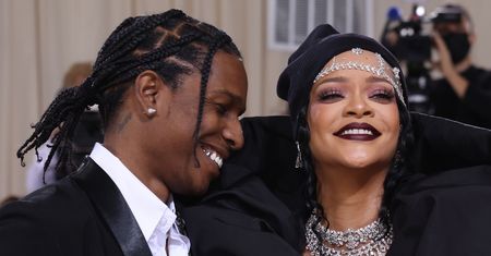 Rihanna spodziewa się dziecka. Prezentuje fanom ciążowe krągłości
