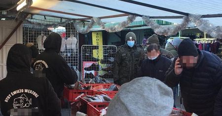 Policja na targowiskach. Kontroluje sprzedawców karpi i choinek