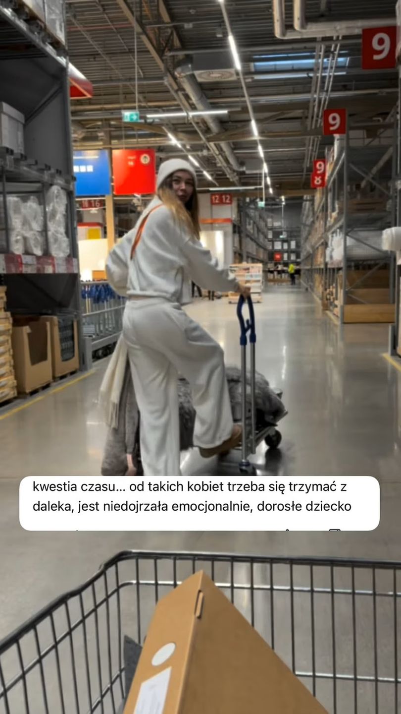 "Niezależna singielka" Sandra Kubicka nadaje z zakupów