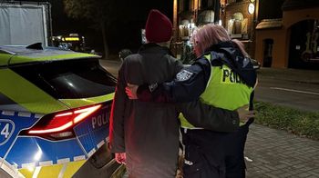 Lębork: 77-latek wyszedł na spacer i zaginął. Policjanci zapobiegli tragedii