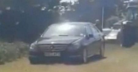Właściciel mercedesa zaparkował auto na cudzym polu. Szybko tego pożałował