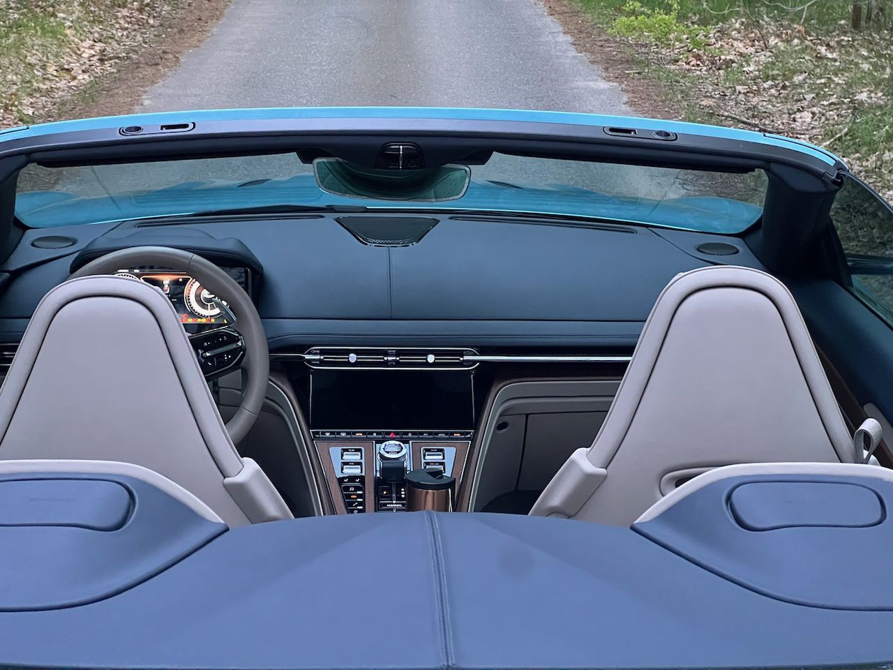 Aston Martin DB12 Volante
