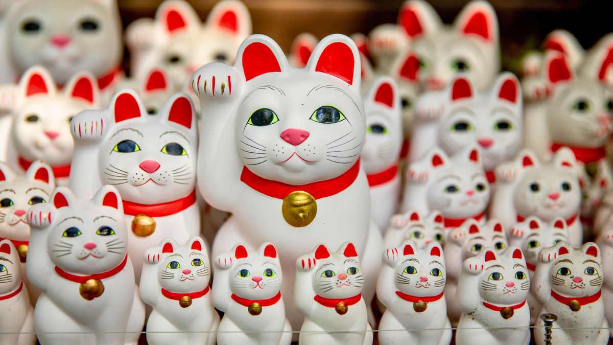 Figurki kotów z podniesioną łapką