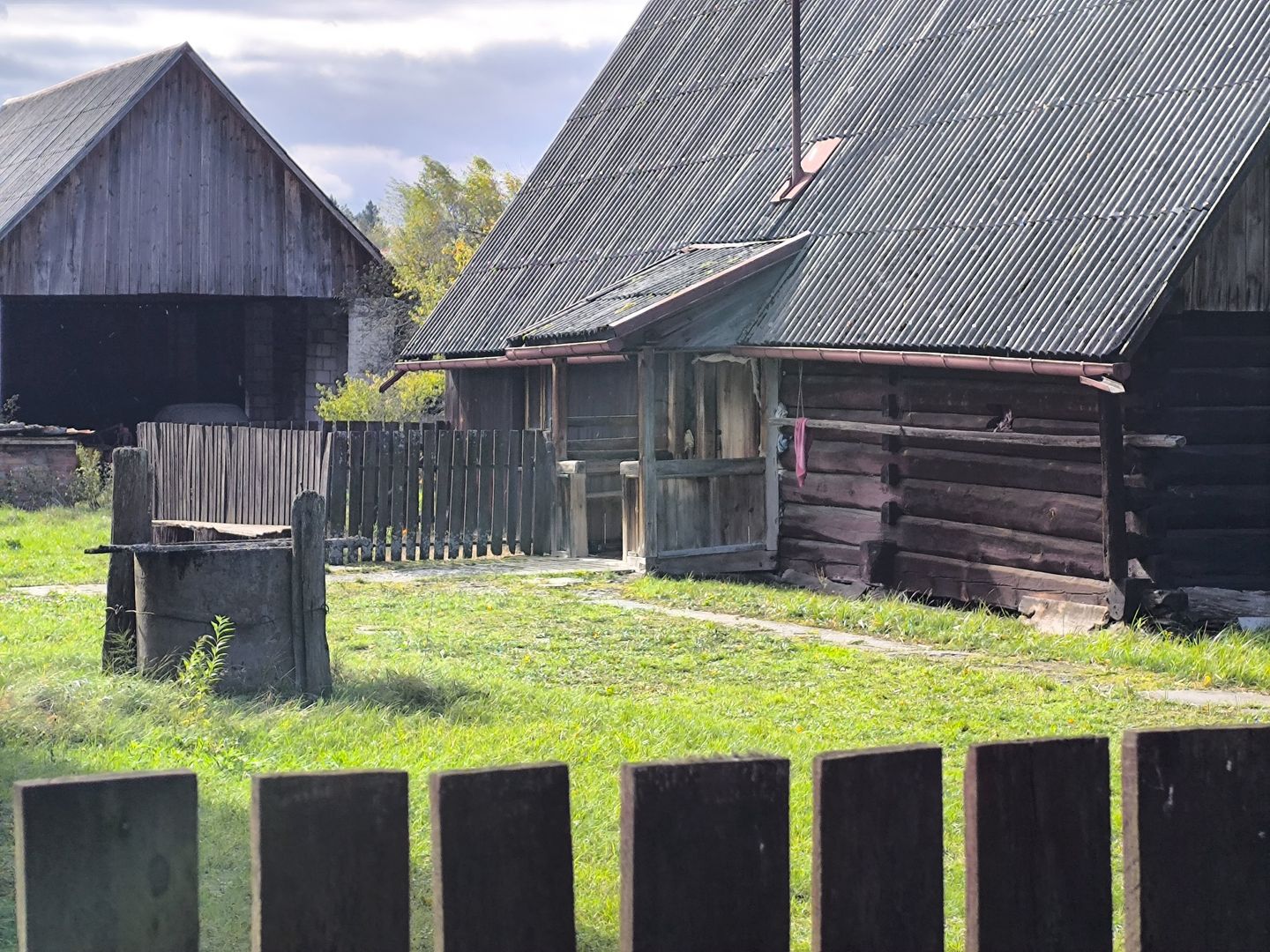 W tym niezamieszkałym domu we wsi Derylaki mógł znaleźć schronienie Bartłomiej Blacha