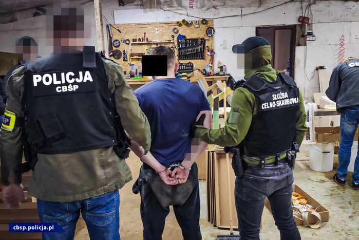 Tymczasowe aresztowania członków zorganizowanej grupy przestępczej zajmującej się nielegalnym wytwarzaniem wyrobów tytoniowych