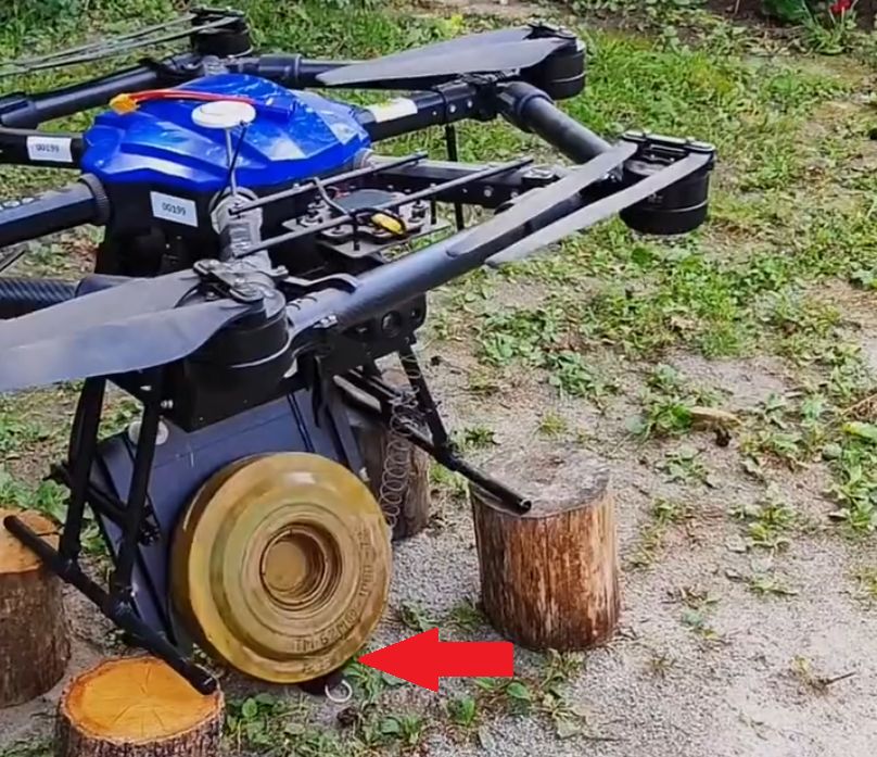 Ukraiński dron podczas próby ze zrzucaniem miny przeciwpancernej TM-62.