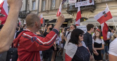 Makowski: "Tematy zastępcze. Tak w Polsce 'pokonujemy' koronawirusa" [OPINIA]