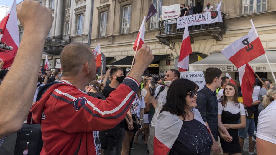 Manifestujący podczas rocznicy Powstania Warszawskiego