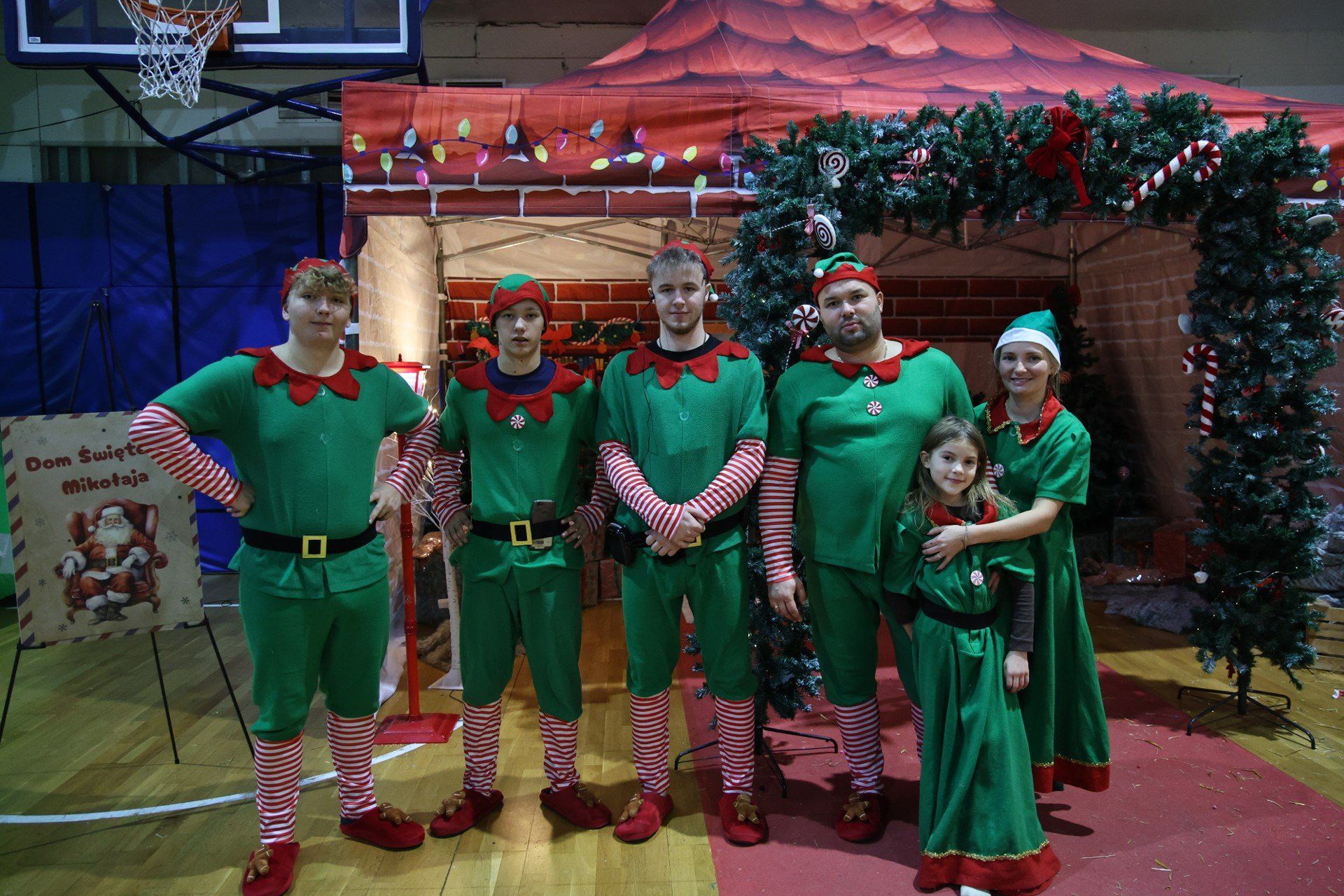 Elfowie, pomocnicy Świętego Mikołaja już czekają na gości.