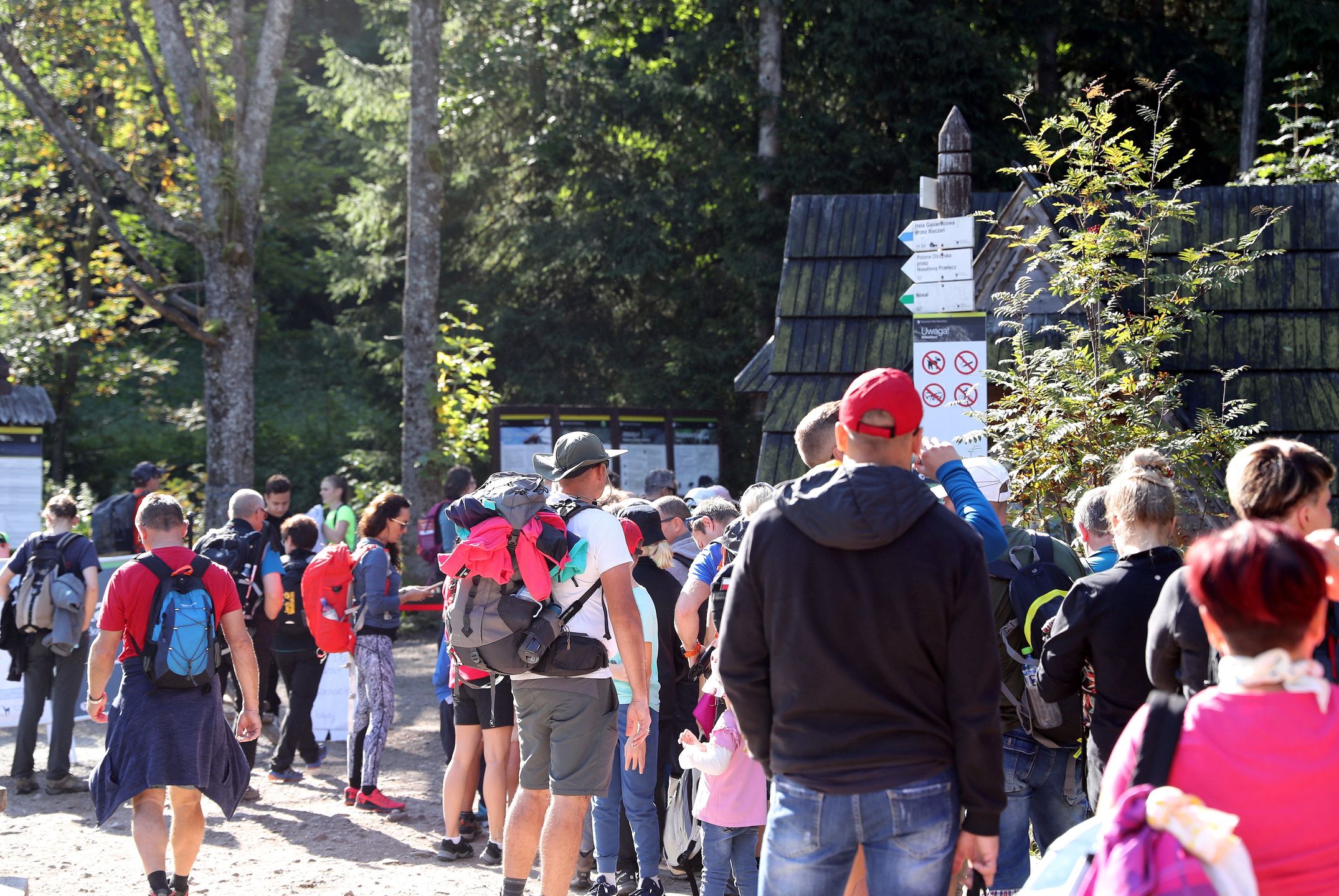 Zakopane, 12.09.2021. Kolejka oczekujących do punktu sprzedaży biletów wstępu do Tatrzańskiego Parku Narodowego w Kuźnicach, 12 bm. w Zakopanem. Słoneczny weekend przyciągnął w Tatry tłumy turystów. (aldg) PAP/Grzegorz Momot
***Zdjęcie do depeszy PAP pt. Małopolska/ Weekendowe oblężenie Tatr; tłumy na szlakach i interwencje TOPR***
